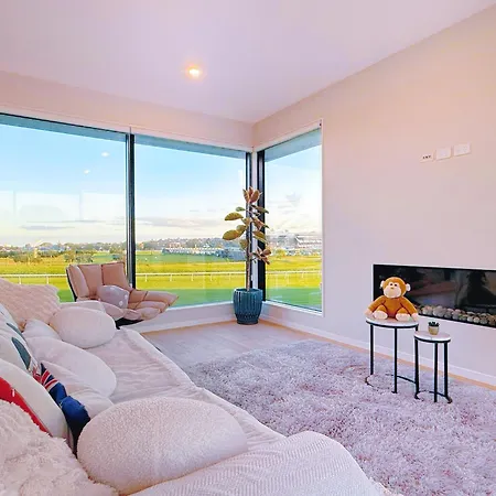 Panoramic Racecourse View - A Quiet Family Villa Over The Turf